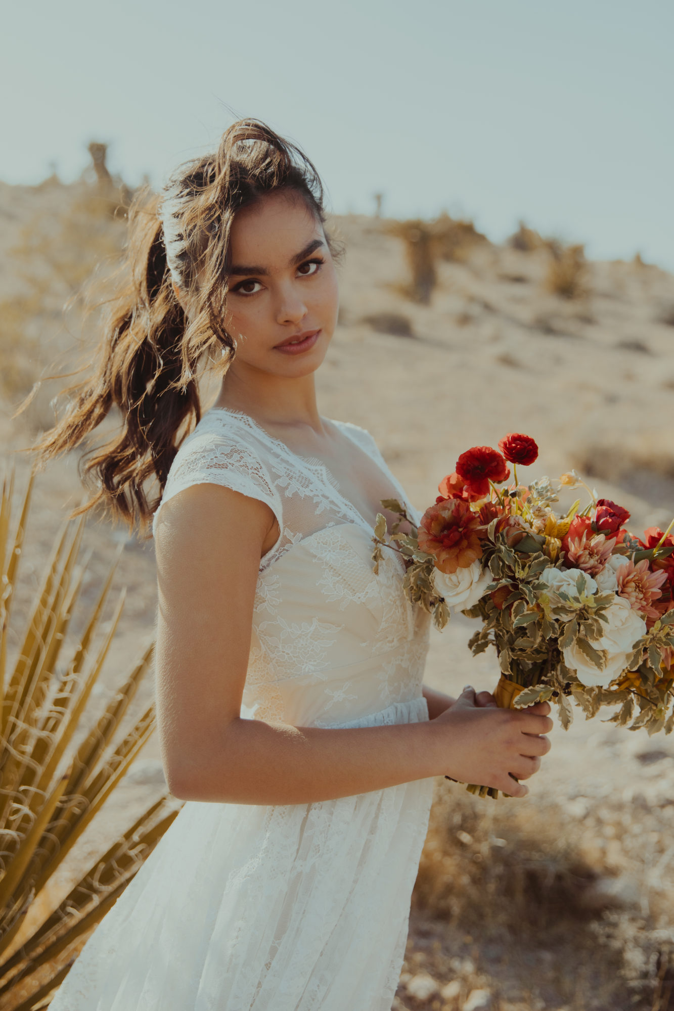 Portrait of the bride in the desert with her flowers