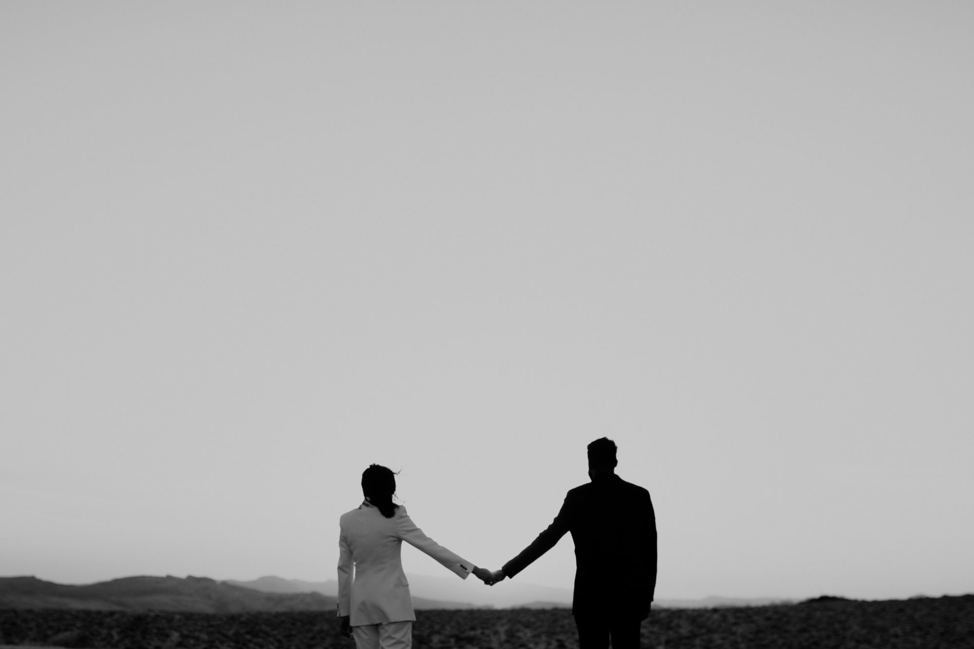 black and white of couple holding hands