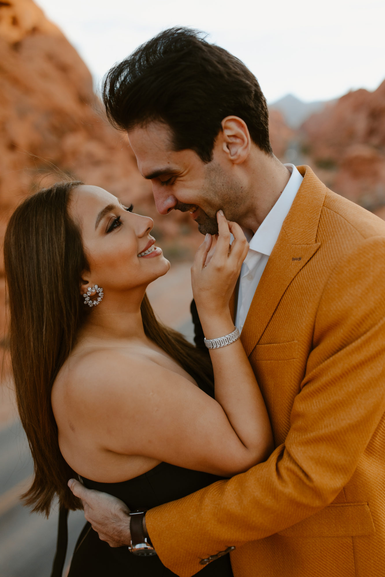 Couple in Nevada Valley Of Fire during annivesary photoshoot