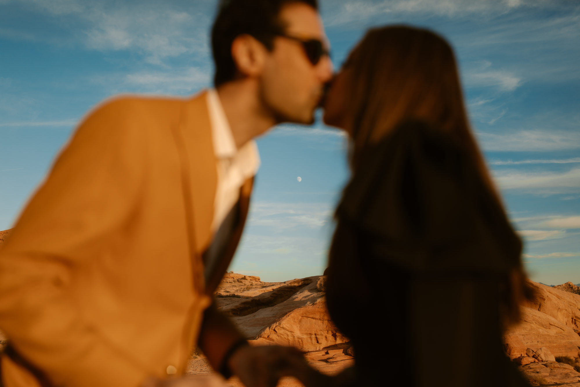 Couple kissing in Nevada Valley Of Fire during annivesary photoshoot