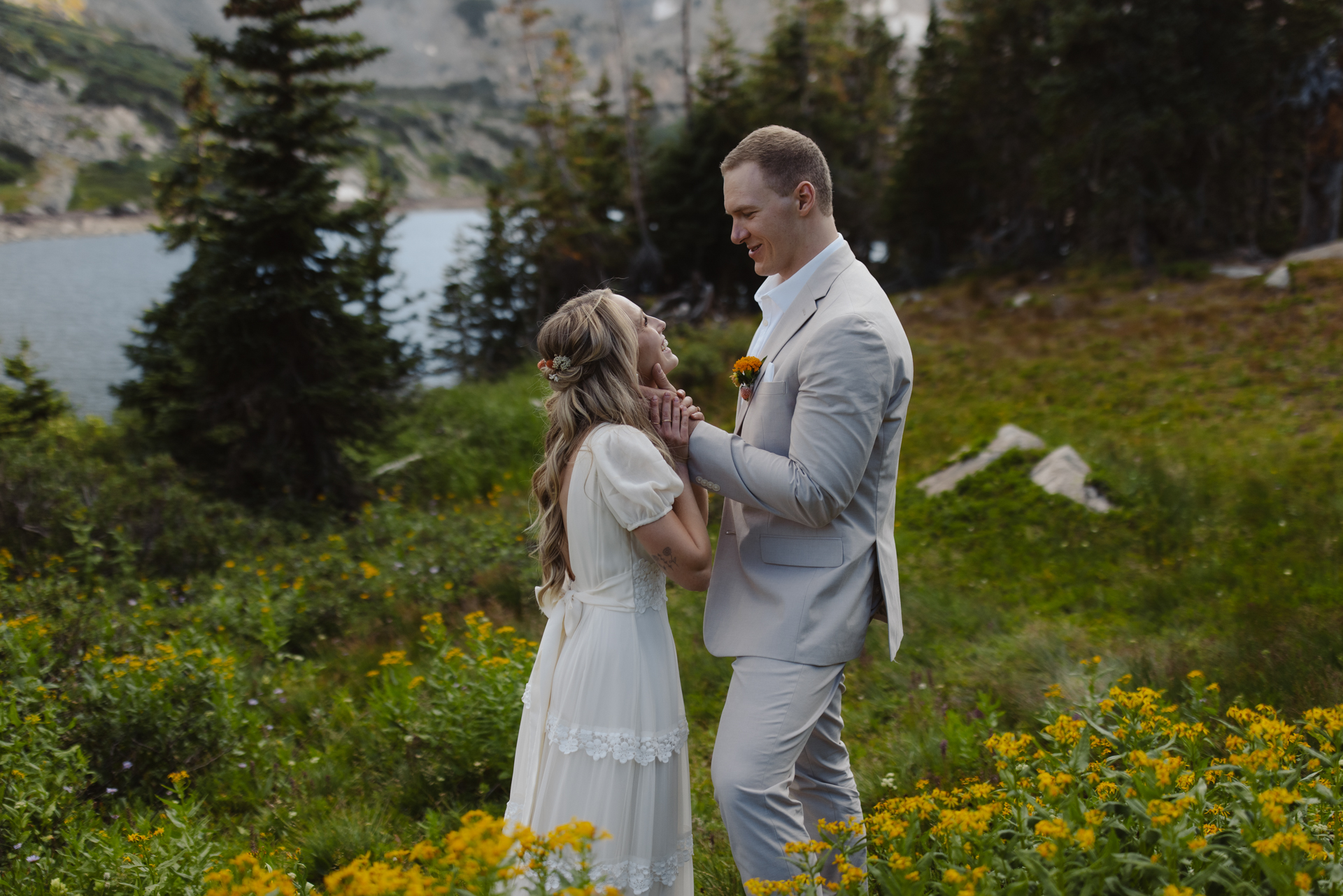Best Places to Elope with Wildflowers in Colorado (Peak Bloom Guide + Expert Tips)